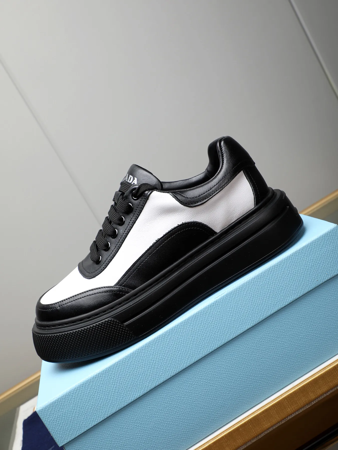 Men's shoes 💰500 Prada/Prada Men's new casual shoes, this upper is made of imported calfskin. The outside is decorated with the P family's classic metal triangle enamel logo, with cowhide lining and cowhide for the foot pads. The outsole is made of non-slip sports exclusive rubber outsole with logo, which feels good on the feet. It is a fashionable and fashionable item!  Size: 38-44 (45 customized)